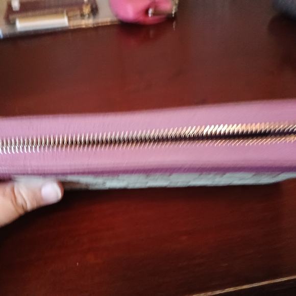 Authentic Gucci zippy wallet - Picture 7 of 8